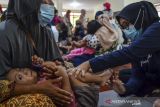 Penyandang disabilitas menjalani Fisioterapi dalam rangkaian peringatan Hari Disabilitas Internasional (HDI) di Gedung Galih Pawestri, Kota Tasikmalaya, Jawa Barat, Rabu (15/12/2021). Program fisioterapi gratis itu untuk mengajarkan kepada pendamping cara memijat dan merawat penyandang disabiltas. ANTARA FOTO/Adeng Bustomi/agr
