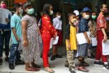 Sejumlah anak mengantre untuk mendapatkan suntikan vaksin COVID-19 di Surabaya, Jawa Timur, Rabu (15/12/2021). Pemkot Surabaya mulai melakukan vaksinasi COVID-19 dosis pertama untuk anak usia 6 sampai 11 tahun dengan menargetkan 227 ribu anak penerima vaksin. Antara Jatim/Didik Suhartono/zk