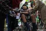 Petugas kesehatan menyuntikkan vaksin COVID-19 pada anak di Surabaya, Jawa Timur, Rabu (15/12/2021). Pemkot Surabaya mulai melakukan vaksinasi COVID-19 dosis pertama untuk anak usia 6 sampai 11 tahun dengan menargetkan 227 ribu anak penerima vaksin. Antara Jatim/Didik Suhartono/zk