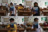  Kolase foto sejumlah anak menunjukkan kartu vaksinasi  COVID-19 usai disuntik vaksin COVID-19 di Surabaya, Jawa Timur, Rabu (15/12/2021). Pemkot Surabaya mulai melakukan vaksinasi COVID-19 dosis pertama untuk anak usia 6 sampai 11 tahun dengan menargetkan 227 ribu anak penerima vaksin. Antara Jatim/Didik Suhartono/zk