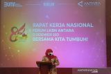 Gubernur Jawa Timur Khofifah Indar Parawansa hadir pada Rakernas Perum LKBN Antara di Jakarta, Rabu (15/12/2021). (Foto: Antara/Budi Setiawanto).