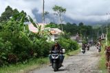 Suasana kepanikan warga ketika awan panas guguran Gunung Semeru kembali terlihat dari Desa Sumber Mujur, Candipuro, Lumajang, Jawa Timur, Kamis (16/12/2021). Erupsi Gunung Semeru kembali terjadi pada pukul 09.10 WIB yang menyebabkan warga dan relawan panik. Antara Jatim/Budi Candra Setya/zk