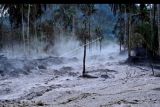 Kepulan asap menyelimuti area yang terendam banjir lahar hujan Gunung Semeru di Kamar Kajang, Candipuro, Lumajang, Jawa Timur, Kamis (16/12/2021). Erupsi Gunung Semeru pada Kamis (16/12/2021) pukul 09.01 WIB yang disusul hujan deras di daerah itu mengakibatkan banjir lahar hujan menerjang beberapa tempat di wilayah hilir. ANTARA FOTO/Budi Candra Setya/nym.