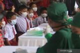Sejumlah anak antre melakukan pendaftaran vaksinasi saat peluncuran vaksinasi COVID-19 untuk anak usia 6-11 tahun di SDN Banjaran Center, Kota Kediri, Jawa Timur, Kamis (16/12/2021). Vaksinasi COVID-19 bagi anak usia 6-11 tahun mulai dilaksanakan di 21 Kota/Kabupaten di Jawa Timur. Antara Jatim/Prasetia Fauzani/zk