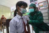 VAKSINASI COVID-19 ANAK DI JATIM. Petugas kesehatan menyuntikkan vaksin COVID-19 kepada anak saat peluncuran vaksinasi COVID-19 untuk anak usia 6-11 tahun di SDN Banjaran Center, Kota Kediri, Jawa Timur, Kamis (16/12/2021). Vaksinasi COVID-19 bagi anak usia 6-11 tahun mulai dilaksanakan di 21 Kota/Kabupaten di Jawa Timur. ANTARA FOTO/Prasetia Fauzani/ANTARA FOTO/Prasetia Fauzani (ANTARA FOTO/Prasetia Fauzani)