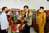 Presiden Jokowi dan Ibu Negara beli batik hingga lukisan karya UKM Blora