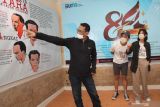 Asmen Pemberitaan LKBN ANTARA Biro Jawa Timur Didik Kusbiantoro (kiri) menjelaskan infografis Kantor Berita Antara Dalam Catatan Sejarah kepada  Morgan Oey (tengah) dan Sheila Dara (kanan) di kantor LKBN ANTARA Biro Jawa Timur, Surabaya, Jawa Timur, Sabtu (18/12/2021). Kunjungan kedua pemain film berjudul Teka-Teki Tika karya Ernest Prakasa  tersebut untuk memperkenalkan film yang dibintanginya yang akan diputar serentak di bioskop di Indonesia pada tanggal 23 Desember 2021. Antara Jatim/Didik Suhartono/ZK
