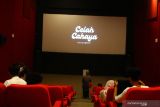 Pengunjung menonton pemutaran film pendek berjudul Celah Cahaya di Mall Dinoyo, Malang, Jawa Timur, Minggu (18/12/2021). Film pendek yang merupakan karya dari para siswa dalam kelas inklusi tersebut dibuat untuk memberi wadah kreatifitas sekaligus melatih anak-anak berkebutuhan khusus agar bisa mandiri serta mampu berbaur di lingkungan sosial dengan baik. Antara Jatim/Ari Bowo Sucipto/ZK