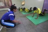 Sejumlah peserta mengikuti tes identifikasi bakat atlet National Paralypic Committee (NPC) di Kota Kediri, Jawa Timur, Sabtu (18/12/2021). Tes identifikasi bakat atlet yang diselenggarakan pemerintah Kota Kediri bersama NPC tersebut diikuti pelajar dari 17 sekolah inklusi setingkat SD hingga SMP sebagai tahapan regenerasi atlet penyandang disabilitas. Antara Jatim/Prasetia Fauzani/ZK