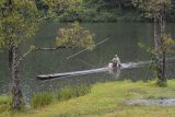 Nelayan menepi usai menjaring ikan menggunakan rakit bambu di Danau Lingkat, Gunung Raya, Kerinci, Jambi, Jumat (17/12/2021). Danau Lingkat yang berada di Hutan Adat Lekuk 50 Tumbi Lempur merupakan salah satu tujuan wisata alternatif selain Danau Kerinci, Danau Gunung Tujuh, dan Danau Kaco. ANTARA FOTO/Wahdi Septiawan/tom.