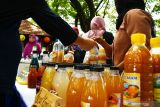 Pedagang melayani pembeli saat bazar produk Usaha Mikro Kecil dan Menengah (UMKM) di Edu Park Ngrowo Bening Kota Madiun, Jawa Timur, Minggu (19/12/2021). Kegiatan yang berlangsung selama dua hari tersebut untuk membangkitkan kembali perekonomian khususnya bagi pelaku UMKM di Kota Madiun setelah selama hampir dua tahun masa pandemi kegiatannya dibatasi secara ketat guna pencegahan penularan COVID-19. Antara Jatim/Siswowidodo/ZK