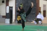 Seorang pesilat memperagakan jurus di hadapan juri saat Festival Seni Pencak Silat Pagar Nusa di Kota Kediri, Jawa Timur, Minggu (19/12/2021). Festival Seni Pencak Silat yang diselenggarakan Nahdlatul Ulama tersebut diselenggarakan guna mempererat tali persaudaraan antar anggota pencak silat Pagar Nusa yang tersebar di sejumlah daerah. Antara Jatim/Prasetia Fauzani/ZK