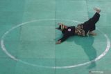 Seorang pesilat memperagakan jurus di hadapan juri saat Festival Seni Pencak Silat Pagar Nusa di Kota Kediri, Jawa Timur, Minggu (19/12/2021). Festival Seni Pencak Silat yang diselenggarakan Nahdlatul Ulama tersebut diselenggarakan guna mempererat tali persaudaraan antar anggota pencak silat Pagar Nusa yang tersebar di sejumlah daerah. Antara Jatim/Prasetia Fauzani/ZK