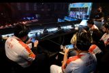 Atlet esports tim Aura Fire bertanding dalam cabang game Mobile Legends melawan tim Alter Ego saat pertandingan Final Piala Presiden Esports 2021 di Nusa Dua, Badung, Bali, Minggu (19/12/2021). Aura Fire berhasil menjuarai pertandingan Mobile Legends Piala Presiden Esports 2021 setelah mengalahkan Alter Ego dengan skor akhir 3-1. ANTARA FOTO/Fikri Yusuf/nym.