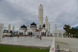 Wisatawan mengunjungi objek wisata sejarah Masjid Raya Baiturrahman, Banda Aceh, Aceh, Minggu (19/12/2021). Kementerian Pariwisata dan Ekonomi Kreatif manargetkan pad atahun 2022, peroleh  devisa dari sektor pariwisata dan ekonomi kreatif pada angka US$ 0,47 miliar hingga US$ 1,7 miliar seiring rencana pemerintah membuka kembali destinasi wisata unggulan. ANTARA FOTO/Ampelsa.