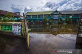 Kondisi sekolah yang terendam banjir di Desa Tunggul Irang, Kabupaten Banjar, Kalimantan Selatan, Senin (20/12/2021). Banjir yang disebabkan meluapnya sungai Martapura dan sungai Kiwa itu telah merendam sejumlah desa di enam Kecamatan di Kabupaten Banjar. Foto Antaranews Kalsel/Bayu Pratama S.