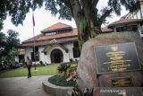 Seorang petugas keamanan berjaga di halaman bangunan cagar budaya Gedung Indonesia Menggugat di Bandung, Jawa Barat, Senin (20/12/2021). Sebanyak 1.700 bangunan di Kota Bandung masuk dalam kategori cagar budaya yang harus dilindungi berdasarkan Perda Kota Bandung nomor 7 Tahun 2018 tentang pengelolaan cagar budaya. ANTARA FOTO/Raisan Al Farisi/agr