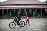 Sejumlah anak bermain di lapangan SDN Merdeka yang merupakan bangunan Cagar Budaya di Bandung, Jawa Barat, Senin (20/12/2021). Sebanyak 1.700 bangunan di Kota Bandung masuk dalam kategori cagar budaya yang harus dilindungi berdasarkan Perda Kota Bandung nomor 7 Tahun 2018 tentang pengelolaan cagar budaya. ANTARA FOTO/Raisan Al Farisi/agr