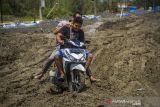 Warga menggunkan sepeda motor hampir terjatuh saat melintas di jalan Trans Kalimantan yang rusak di Kecamatan Liang Anggang, Banjarbaru, Kalimantan Selatan, Senin (20/12/2021). Ruas jalan trans Kalimantan poros selatan yang sedang dalam progres pekerjaan rehabilitasi jalan tersebut rusak parah akibatnya aktivitas warga terganggu. Foto Antaranews Kalsel/Bayu Pratama S.