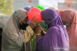 Sejumlah lansia bersama anaknya mengikuti lomba saat menyambut hari Ibu di Tegalurung, Indramayu, Jawa Barat, Senin (20/12/2021). Kegiatan yang digelar Pos Lansia Berdaya Tegalurung itu untuk menyambut Hari Ibu yang diperingati pada tanggal 22 Desember. ANTARA FOTO/Dedhez Anggara/agr