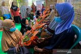 Sejumlah lansia menerima bingkisan dari anaknya saat menyambut hari Ibu di Tegalurung, Indramayu, Jawa Barat, Senin (20/12/2021). Kegiatan yang digelar Pos Lansia Berdaya Tegalurung itu untuk menyambut Hari Ibu yang diperingati pada tanggal 22 Desember. ANTARA FOTO/Dedhez Anggara/agr
