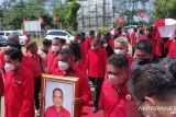 PDI Perjuangan NTT gelar penghormatan terakhir bagi jenazah Frans Lebu Raya