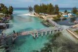 Objek wisata Pantai Jikumerasa di Kabupaten Buru, Provinsi Maluku, Jumat (17/12/2021). Pantai Jikumerasa merupakan salah satu objek wisata yang terkenal dengan pantainya yang indah dengan pasir putih di Pulau Buru. (ANTARA FOTO/FB Anggoro)
