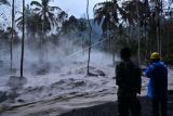 Anggota TNI bersama petugas SAR memantau banjir lahar hujan Gunung Semeru di Kamar Kajang, Candipuro, Lumajang, Jawa Timur, Kamis (16/12/2021). Erupsi Gunung Semeru pada Kamis (16/12/2021) pukul 09.01 WIB yang disusul hujan deras di daerah itu mengakibatkan banjir lahar hujan menerjang beberapa tempat di wilayah hilir. ANTARA FOTO/Budi Candra Setya/rwa.
