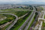 Foto udara gerbang keluar Jalan Tol Purbaleunyi di KM 149, Gedebage, Bandung, Jawa Barat, Selasa (21/12/2021). Pemerintah Kota Bandung melayangkan surat kepada Kementerian PUPR untuk membuka gerbang tol Gedebage KM 149 sebagai bentuk dukungan terhadap pengembangan kawasan Bandung Timur. ANTARA FOTO/Raisan Al Farisi/agr