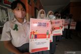 Sejumlah pelajar SMA PGRI 3 Surabaya membentangkan poster saat kegiatan kampanye gerakan anti perundungan (bullying) di Surabaya, Jawa Timur, Selasa (21/12/2021). Kegiatan yang diikuti sejumlah perwakilan pelajar kelas 10 hingga 12 SMA PGRI 3 Surabaya tersebut guna mengedukasi pelajar akan dampak buruk perundungan sehingga diharapkan dapat menciptakan suasana belajar yang nyaman di lingkungan sekolah. Antara Jatim/Moch Asim/zk