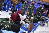Komandan Kodiklatal Laksamana Muda Nurhidayat (kedua kanan) berbincang dengan anggota Korps Wanita Angkatan Laut (Kowal) ketika mendonorkan darahnya saat peringatan Hari Ibu dan HUT ke-59 Kowal di Kodiklatal, Surabaya, Jawa Timur, Rabu (22/12/2021). Kegiatan donor darah tersebut diikuti sedikit 4.000 orang yang terdiri dari prajurit TNI AL, Jalasenastri dan Kowal. Antara Jatim/Zabur Karuru