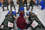 Sejumlah anggota Korps Wanita Angkatan Laut (Kowal) mendonorkan darahnya saat peringatan Hari Ibu dan HUT ke-59 Kowal di Kodiklatal, Surabaya, Jawa Timur, Rabu (22/12/2021). Kegiatan donor darah tersebut diikuti sedikit 4.000 orang yang terdiri dari prajurit TNI AL, Jalasenastri dan Kowal. Antara Jatim/Zabur Karuru