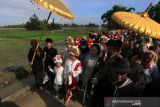 Sejumlah gadis mengikuti upacara adat Ngarot di Desa Lelea, Indramayu, Jawa Barat, Rabu (22/12/2021). Acara yang diikuti puluhan pemuda dan pemudi berhiaskan mahkota bunga itu merupakan pesta menjelang musim tanam padi sebagai wujud suka cita masyarakat atas berkah yang diberikan sang Pencipta. ANTARA FOTO/Dedhez Anggara/agr
