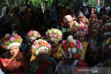 Sejumlah gadis mengikuti tradisi adat Ngarot di Desa Lelea, Indramayu, Jawa Barat, Rabu (22/12/2021). Acara yang diikuti puluhan pemuda dan pemudi berhiaskan mahkota bunga itu merupakan pesta menjelang musim tanam padi sebagai wujud suka cita masyarakat atas berkah yang diberikan sang Pencipta. ANTARA FOTO/Dedhez Anggara/agr