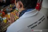 Pegawai Perum LKBN Antara Biro Jawa Barat mengikuti doa bersama saat acara pemberian santunan di Kampung Malakasari, Baleendah, Kabupaten Bandung, Jawa Barat, Kamis (23/12/2021). LKBN Antara biro Jawa Barat memberikan donasi kepada 39 santri yatim piatu dalam rangka HUT ke-84 LKBN Antara. ANTARA FOTO/Raisan Al Farisi/agr