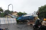 Angin kencang terpa pembatas masjid Al Markaz Makassar