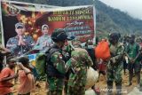 Kodim 1710/Mimika, Papua bagikan sembako Natal untuk warga