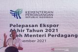 Menteri Perdagangan Muhammad Lutfi memberikan sambutan saat pelepasan ekspor akhir tahun 2021 di Karawang International Industrial City, Karawang, Jawa Barat, Kamis (23/12/21). Kementerian Perdagangan melepas ekspor senilai Rp35,03 triliun atau setara 2,44 miliar dolar AS secara serentak yang diikuti 278 eksportir dari 62 kabupaten/kota di 26 provinsi ke negara Eropa, Asia, Amerika, Australia, Selandia Baru dan Oseania berupa produk otomotif, batubara, kimia, minyak sawit dan turunannya serat produk perikanan dan lain-lain. ANTARA FOTO/M Ibnu Chazar/agr