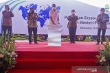 Menteri Perdagangan Muhammad Lutfi (tengah) didampingi Presiden Direktur PT Toyota Motor Manufacturing Indonesia (TMMIN) Warih Andang Tjahjono (kiri), Regional Operating Officer (ROO) Asia Region Toyota Motor Corporation Susumu Matsuda (kedua kanan) dan Direktur Jenderal Pengembangan Ekspor Nasional Kemendag Didi Sumedi (kanan) dan Sekda Kabupaten Karawang Acep Jamhuri (kedua kiri) menekan tombol tanda pelepasan ekspor akhir tahun 2021 di Karawang International Industrial City, Karawang, Jawa Barat, Kamis (23/12/21). Kementerian Perdagangan melepas ekspor senilai Rp35,03 triliun atau setara 2,44 miliar dolar AS secara serentak yang diikuti 278 eksportir dari 62 kabupaten/kota di 26 provinsi ke negara Eropa, Asia, Amerika, Australia, Selandia Baru dan Oseania berupa produk otomotif, batubara, kimia, minyak sawit dan turunannya serat produk perikanan dan lain-lain. ANTARA FOTO/M Ibnu Chazar/agr