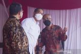 Menteri Perdagangan Muhammad Lutfi (tengah) berbincang bersama Presiden Direktur PT Toyota Motor Manufacturing Indonesia (TMMIN) Warih Andang Tjahjono (kanan) di sela-sela pelepasan ekspor akhir tahun 2021 di Karawang International Industrial City, Karawang, Jawa Barat, Kamis (23/12/21). Kementerian Perdagangan melepas ekspor senilai Rp35,03 triliun atau setara 2,44 miliar dolar AS secara serentak yang diikuti 278 eksportir dari 62 kabupaten/kota di 26 provinsi ke negara Eropa, Asia, Amerika, Australia, Selandia Baru dan Oseania berupa produk otomotif, batubara, kimia, minyak sawit dan turunannya serat produk perikanan dan lain-lain. ANTARA FOTO/M Ibnu Chazar/agr