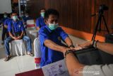 Warga binaan menjalani perekaman KTP Elektonik di Lapas Sukamiskin, Bandung, Jawa Barat, Kamis (23/12/2021). Kementerian Hukum dan HAM bersama Disdukcapil Kota Bandung menggelar pendataan, perekaman dan penerbitan dokumen kependudukan bagi 177 warga binaan di Lapas Sukamiskin. ANTARA FOTO/Raisan Al Farisi/agr