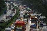 Kendaraan terjebak kemacetan menuju gerbang keluar tol Cileunyi di Kabupaten Bandung, Jawa Barat, Jumat (24/12/2021). PT Jasa Marga (Persero) Tbk memprediksi puncak arus mudik Natal dan Tahun Baru 2022 terjadi pada hari ini (24/12/2021) dengan peningkatan arus lalu lintas sebesar 34,5 persen dari lalu lintas normal. ANTARA FOTO/Raisan Al Farisi/agr