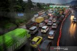 Kendaraan terjebak kemacetan menuju gerbang keluar tol Cileunyi di Kabupaten Bandung, Jawa Barat, Jumat (24/12/2021). PT Jasa Marga (Persero) Tbk memprediksi puncak arus mudik Natal dan Tahun Baru 2022 terjadi pada hari ini (24/12/2021) dengan peningkatan arus lalu lintas sebesar 34,5 persen dari lalu lintas normal. ANTARA FOTO/Raisan Al Farisi/agr