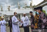 Forum Kerukunan Umat Beragama (FKUB) Ciamis berbicang usai meninjau persiapan perayaan Natal umat Kristiani di Gereja Katolik Santo Yohanes, Kabupaten Ciamis, Jawa Barat, Jumat (24/12/2021). Kunjungan tersebut untuk silaturahmi dan mempererat hubungan antarumat beragama. ANTARA FOTO/Adeng Bustomi/agr