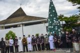 Forum Kerukunan Umat Beragama (FKUB) Ciamis foto bersama usai meninjau persiapan perayaan Natal umat Kristiani di Gereja Katolik Santo Yohanes, Kabupaten Ciamis, Jawa Barat, Jumat (24/12/2021). Kunjungan tersebut untuk silaturahmi dan mempererat hubungan antarumat beragama. ANTARA FOTO/Adeng Bustomi/agr