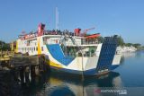 Kapal Roro KMP BRR mengangkut penumpang tujuan Pulau Sabang bersiap meninggalkan pelabuhan penyeberangan Ulee Lheue, Banda Aceh, Aceh, Jumat (24/12/2021). Pihak ASDP menyatakan sejak sepekan terakhir volume penumpang orang dan termasuk kendaraan tujuan pulau Sabang menjelang liburan Natal tahun 2021 dan Tahun Baru 2022 mengalami kenaikan hingga 60 persen. ANTARA FOTO/Ampelsa.