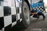 Petugas Dinas Perhubungan melakukan pemeriksaan kelaikan angkutan umum bus di terminal Kepuhsari, Kabupaten Jombang, Jawa Timur, Jumat (24/12/2021). Pemeriksaan kondisi kendaraan tersebut dilakukan untuk memastikan kelaikan jalan angkutan serta mencegah kecelakan lalu lintas menjelang Natal dan Tahun Baru. Antara Jatim/Syaiful Arif/zk