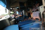 Petugas Dinas Perhubungan melakukan pemeriksaan kelaikan angkutan umum bus di terminal Kepuhsari, Kabupaten Jombang, Jawa Timur, Jumat (24/12/2021). Pemeriksaan kondisi kendaraan tersebut dilakukan untuk memastikan kelaikan jalan angkutan serta mencegah kecelakan lalu lintas menjelang Natal dan Tahun Baru. Antara Jatim/Syaiful Arif/zk