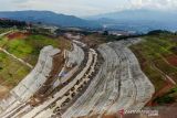 Foto udara kawasan rawan longsor pada proyek Jalan Tol Cileunyi-Sumedang-Dawuan (Cisumdawu) di Ciherang, Kabupaten Sumedang, Jawa Barat, Sabtu (25/12/2021). Kepala Dinas Bina Marga dan Penataan Ruang Jawa Barat Tirtoyuliono mengatakan Jalan Tol Cisumdawu batal beroperasi pada akhir tahun 2021 yang dikarenakan berbagai faktor seperti masih adanya titik rawan longsor dan beberapa fasilitas jalan tol yang belum terpasang. ANTARA FOTO/Raisan Al Farisi/agr