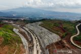 Foto udara kawasan rawan longsor pada proyek Jalan Tol Cileunyi-Sumedang-Dawuan (Cisumdawu) di Ciherang, Kabupaten Sumedang, Jawa Barat, Sabtu (25/12/2021). Kepala Dinas Bina Marga dan Penataan Ruang Jawa Barat Tirtoyuliono mengatakan Jalan Tol Cisumdawu batal beroperasi pada akhir tahun 2021 yang dikarenakan berbagai faktor seperti masih adanya titik rawan longsor dan beberapa fasilitas jalan tol yang belum terpasang. ANTARA FOTO/Raisan Al Farisi/agr